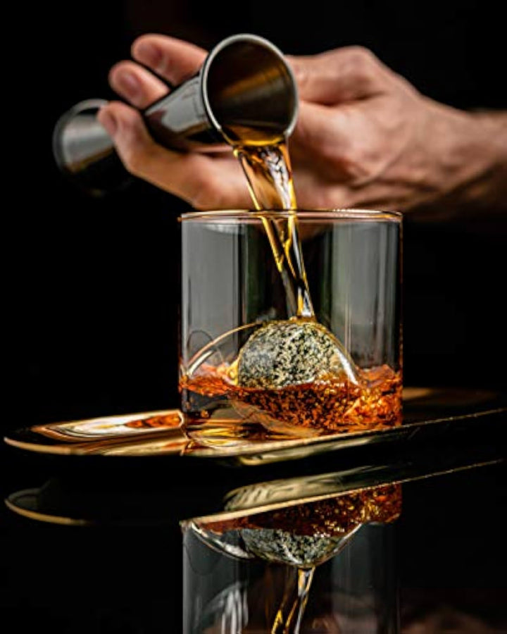 Whisky öntés kristálypohárba R.O.C.K.S. kövekkel