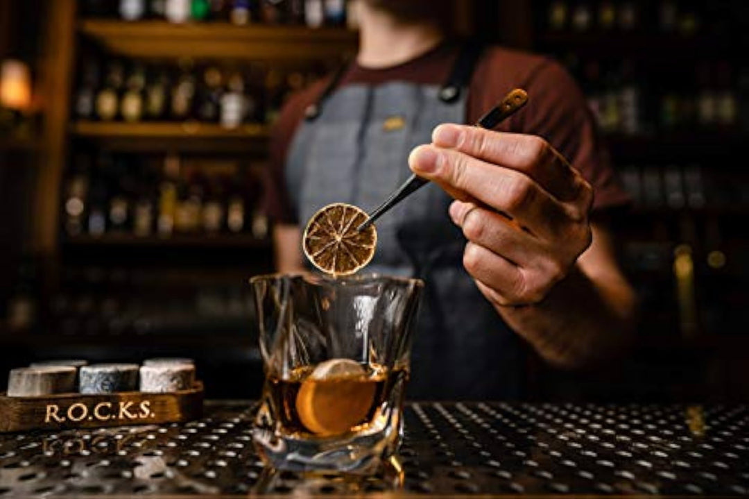 Bartender készít whiskyt R.O.C.K.S. kövekkel